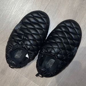 Women’s north face puffer slippers size: US 11